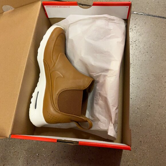 NIKE Air Max Thea Mid Shoe. One of the most liked shoes continue 2025. - Picture 13 of 13